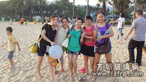 這里的沙細，踩上去很舒服，方圳玻璃鋼的美女們，耶！