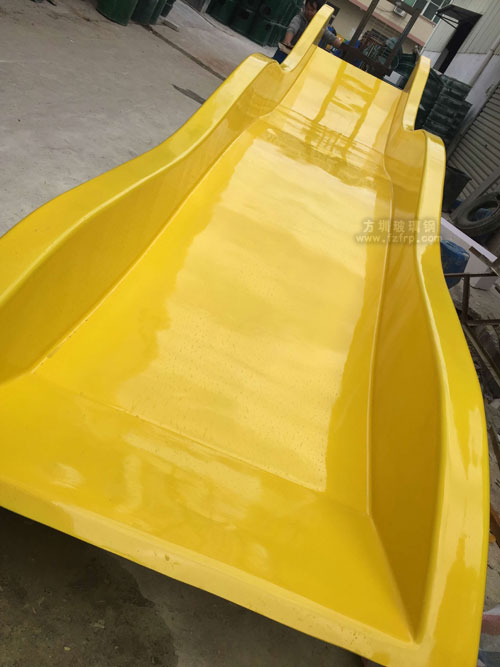 小S型玻璃鋼滑梯工廠生產圖