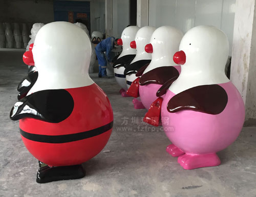 玻璃鋼創意企鵝公仔雕塑工廠成品展示