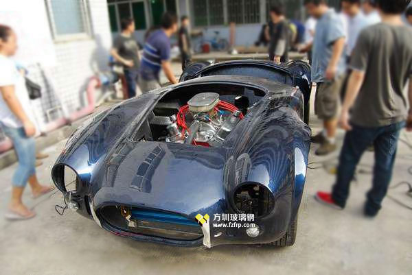 方圳玻璃鋼跑車外殼打磨拋光后發動機及配件安裝圖