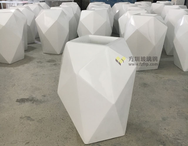 天津商業街玻璃鋼菱形花器方圳工廠成品展示圖