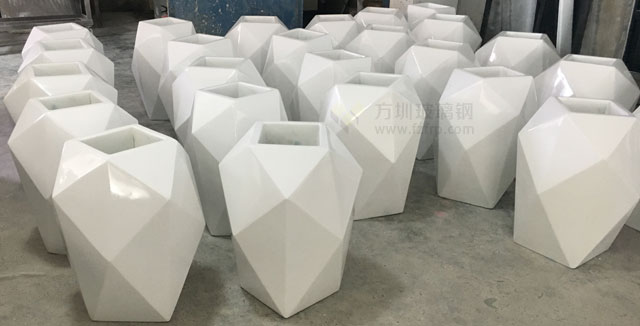 天津商業街玻璃鋼菱形花器方圳工廠生產圖