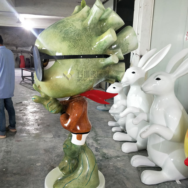 玻璃鋼樹人創意雕塑打造云南麗江古城特色小品