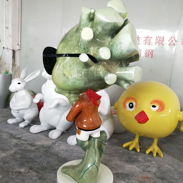 玻璃鋼樹人創意雕塑打造云南麗江古城特色小品