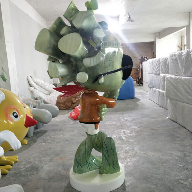 玻璃鋼樹人創意雕塑打造云南麗江古城特色小品