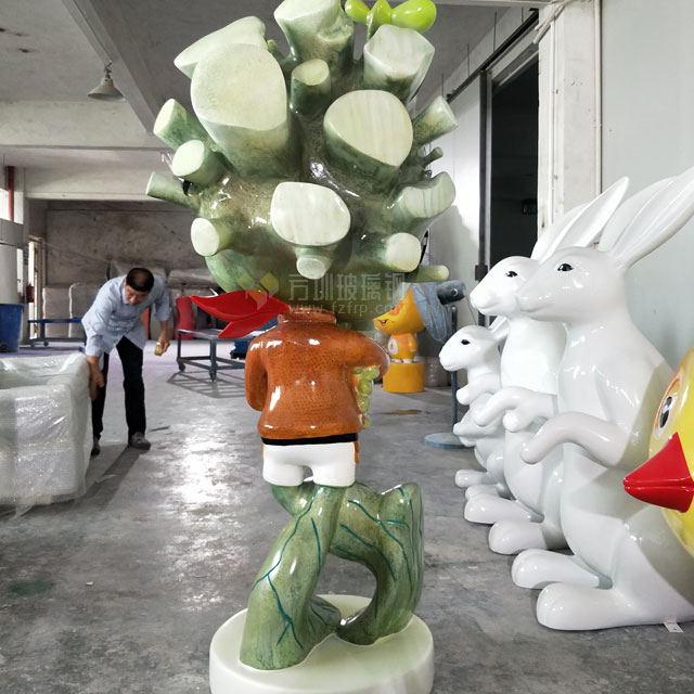 玻璃鋼樹人創意雕塑打造云南麗江古城特色小品