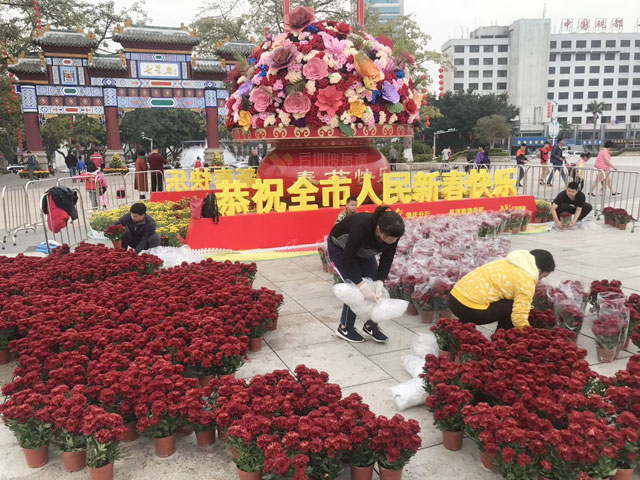 大型玻璃鋼花籃雕塑營造肇慶東門廣場春節氛圍