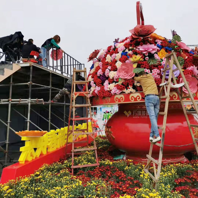大型玻璃鋼花籃雕塑營造肇慶東門廣場春節氛圍