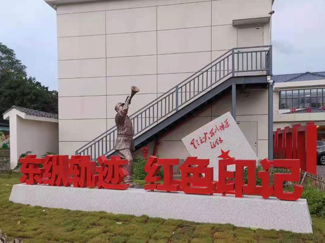 八路軍紅軍戰士沖鋒號雕塑