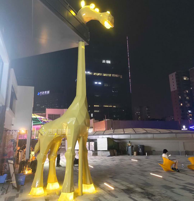 發光玻璃鋼切面穿墻長頸鹿雕塑提升河源商業街景觀