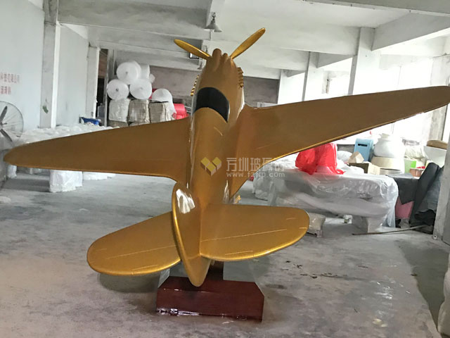 云南昆明玻璃鋼P-40戰斗機模型雕塑貼黃金定制擺件