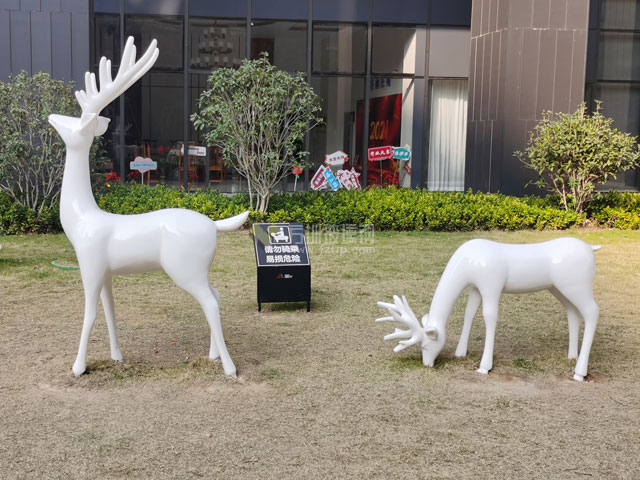 玻璃鋼鹿群組合雕塑提升東莞創新園區戶外景觀