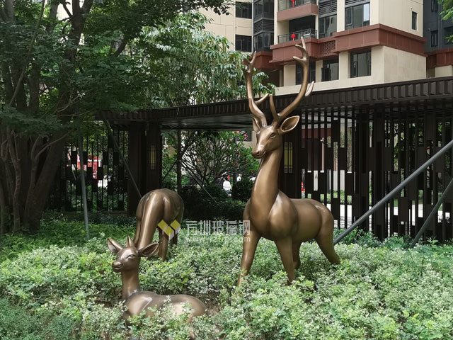 玻璃鋼仿銅鹿組合雕塑美化深圳別墅小區園林景觀