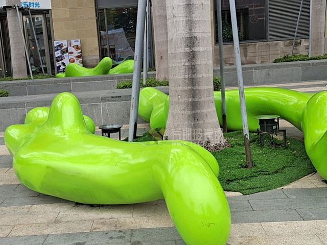 深圳歡樂海岸的景觀雕塑和創意玻璃鋼休閑座椅