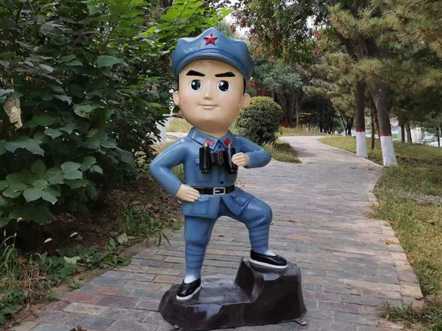 玻璃鋼卡通八路軍戰士人物雕塑造型