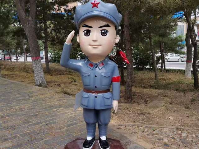玻璃鋼卡通八路軍戰士人物雕塑造型