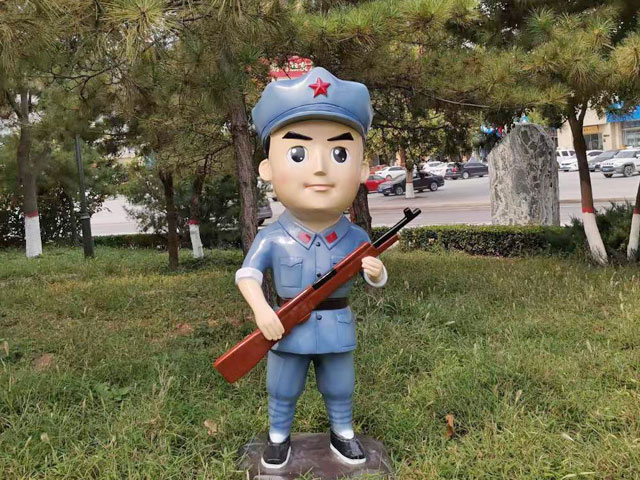 玻璃鋼卡通八路軍戰士人物雕塑造型