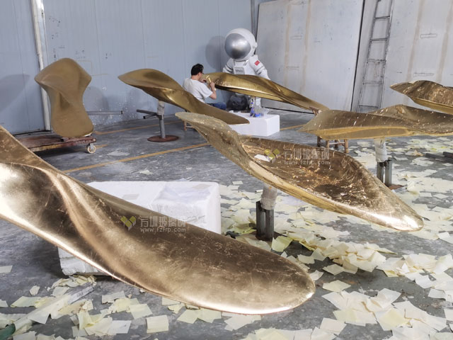 珠海玻璃鋼造型魚貼金銀箔裝飾公共藝術